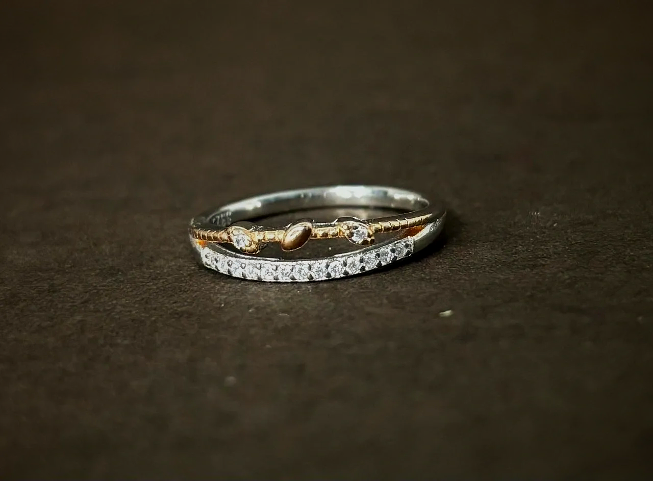 Two-Tone Leaf and Vine