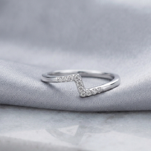 The V-Curve Pavé Band