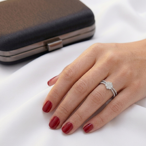 The Entwined Blossom Cluster Ring