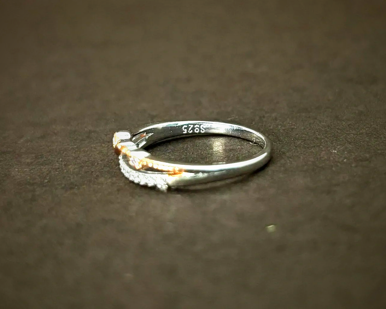 Two-Tone Leaf and Vine