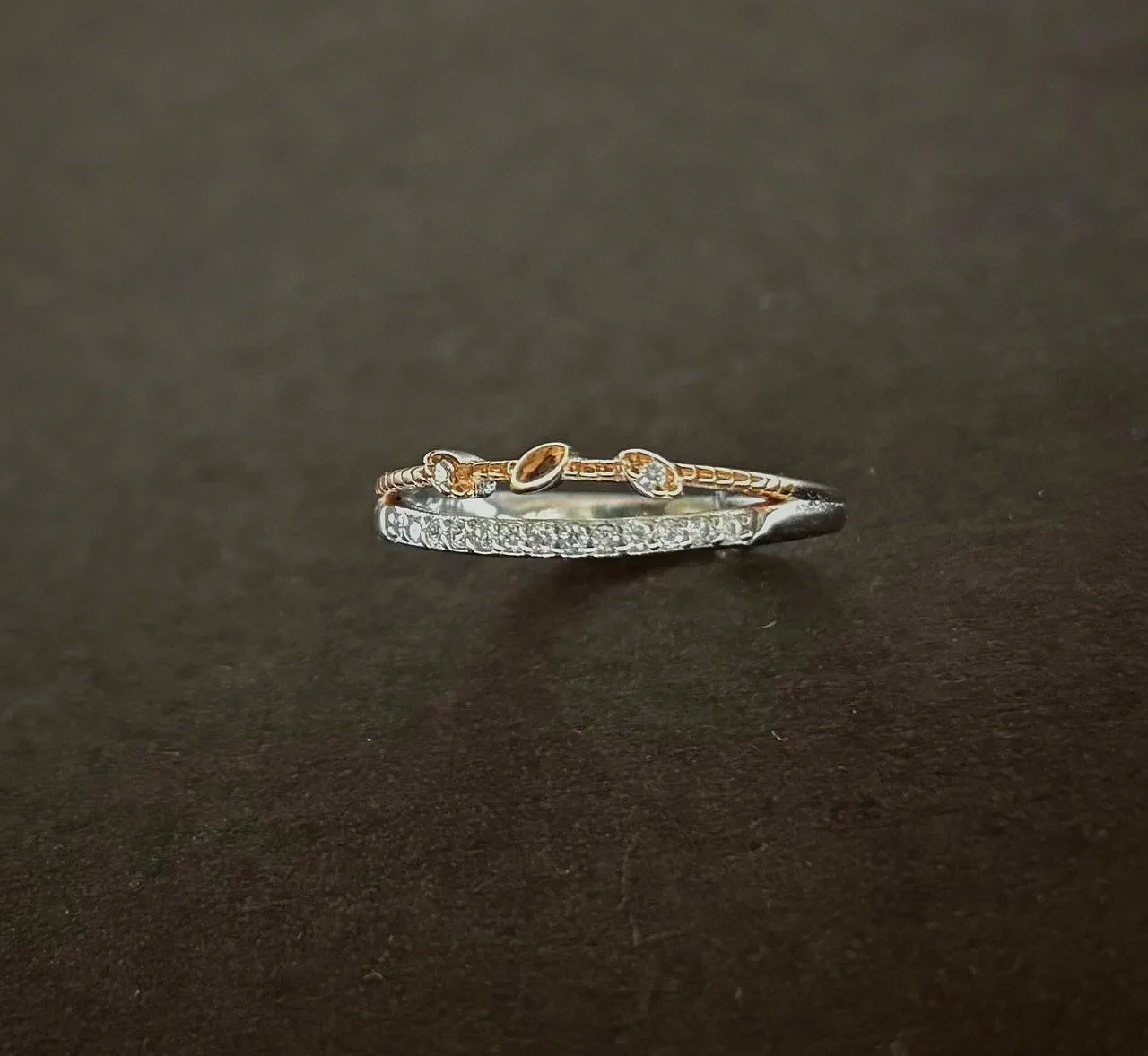 Two-Tone Leaf and Vine